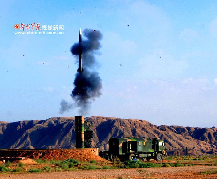 Một loại tên lửa phòng không do Trung Quốc chế tạo được phóng thẳng đứng